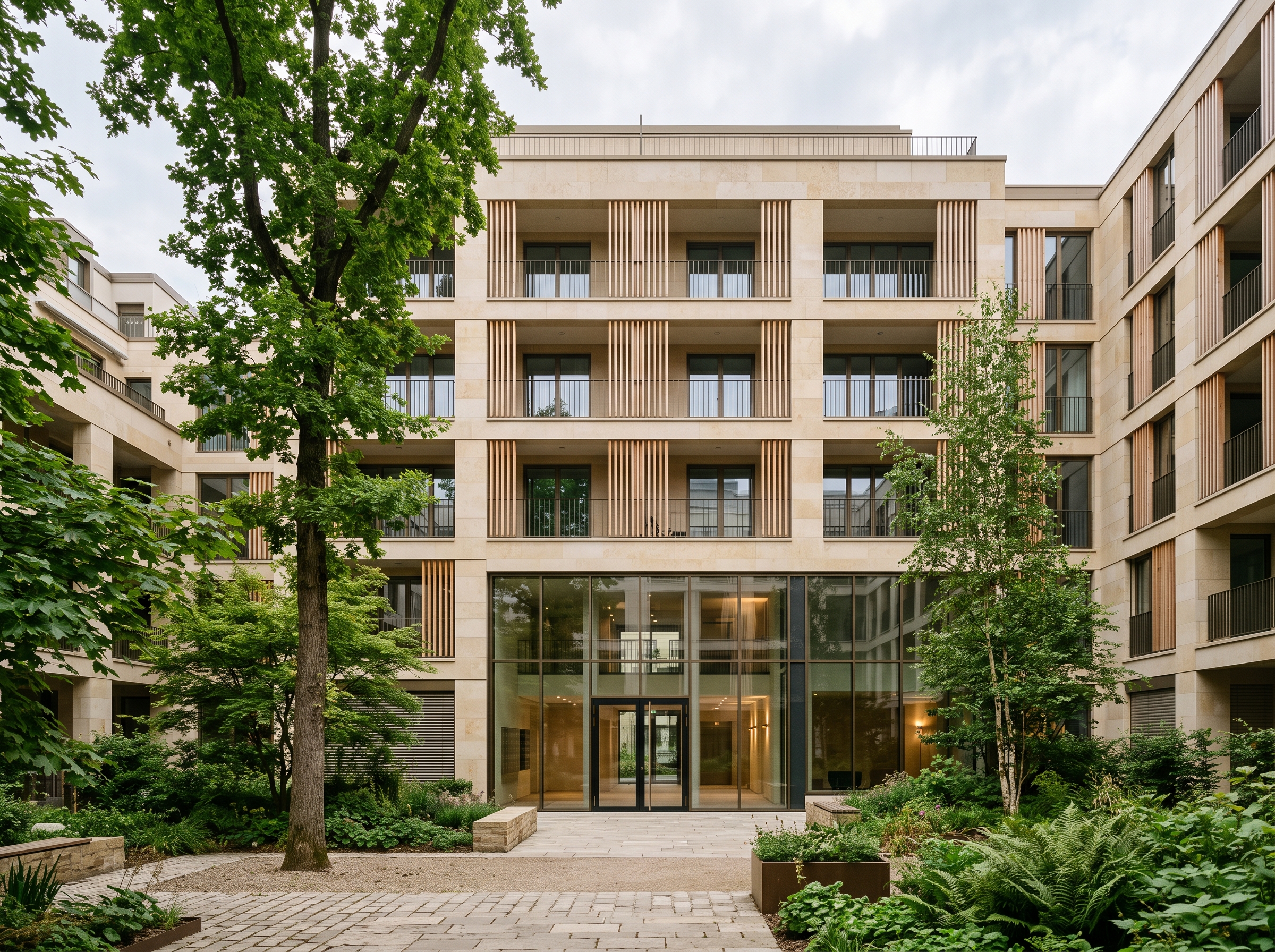 Cour intérieure d'un immeuble résidentiel contemporain, façade calcaire et loggias en bois